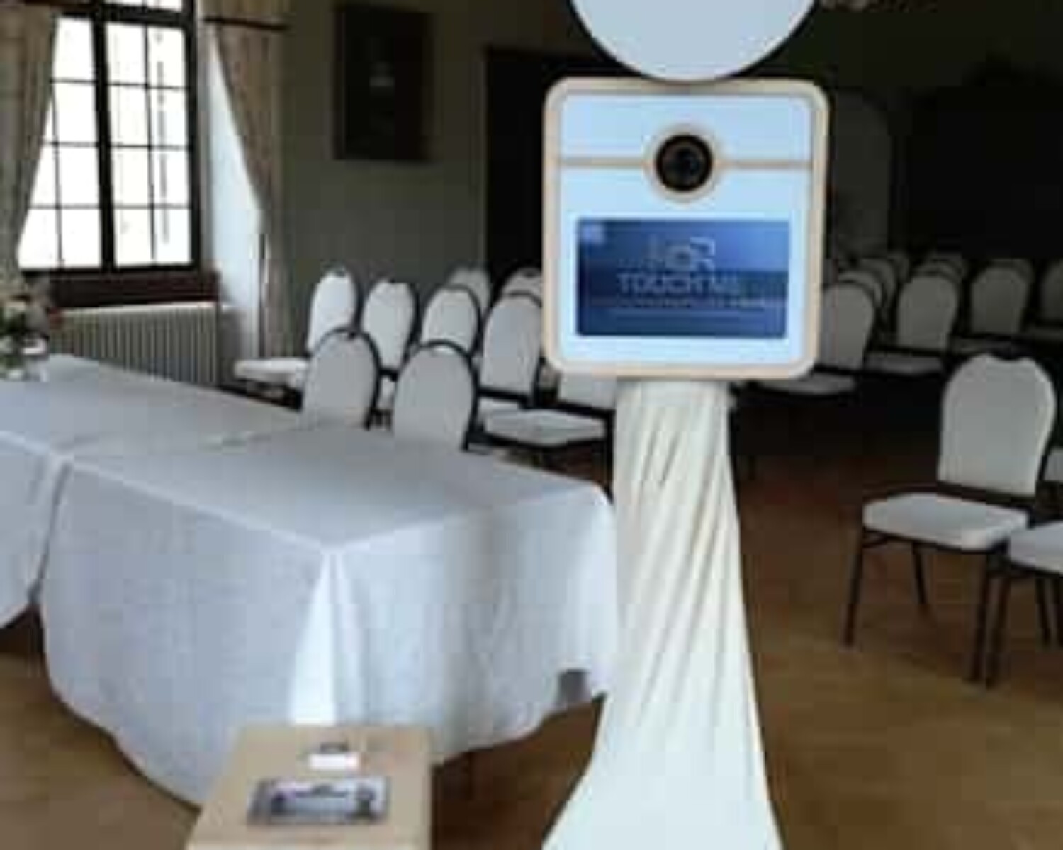 Bei der Feier im Club Schloss Miel in Swisttal setzte die von Fotobox Ahrweiler bereitgestellte Fotobox mit Polaroid-Drucker ein beeindruckendes Highlight. Die historische Eleganz des Schlosses wurde durch die moderne Fotobox perfekt ergänzt, die den Gästen ermöglichte, kreative und stilvolle Erinnerungsfotos aufzunehmen. Der Polaroid-Drucker sorgte dafür, dass jede Aufnahme sofort als klassische Polaroid-Abzüge zur Verfügung stand. Diese Sofortdrucke waren nicht nur ein faszinierendes Andenken, sondern trugen auch zur besonderen Atmosphäre der Veranstaltung bei, indem sie den Gästen eine charmante Möglichkeit boten, ihre Momente festzuhalten. Dank der professionellen Betreuung durch das Team von Fotobox Ahrweiler verlief der Einsatz der Fotobox im Club Schloss Miel reibungslos. Das Team sorgte dafür, dass alles perfekt funktionierte und half den Gästen bei der Nutzung der Fotobox, wodurch die Veranstaltung zu einem noch angenehmeren Erlebnis wurde. Die Kombination aus dem edlen Ambiente des Club Schloss Miel in Swisttal und der innovativen Polaroid-Fotobox machte die Feier zu einem unvergesslichen Event. Die Gäste konnten einzigartige Polaroid-Fotos mit nach Hause nehmen, die die festliche Stimmung des Abends in Swisttal auf besondere Weise festhielten.