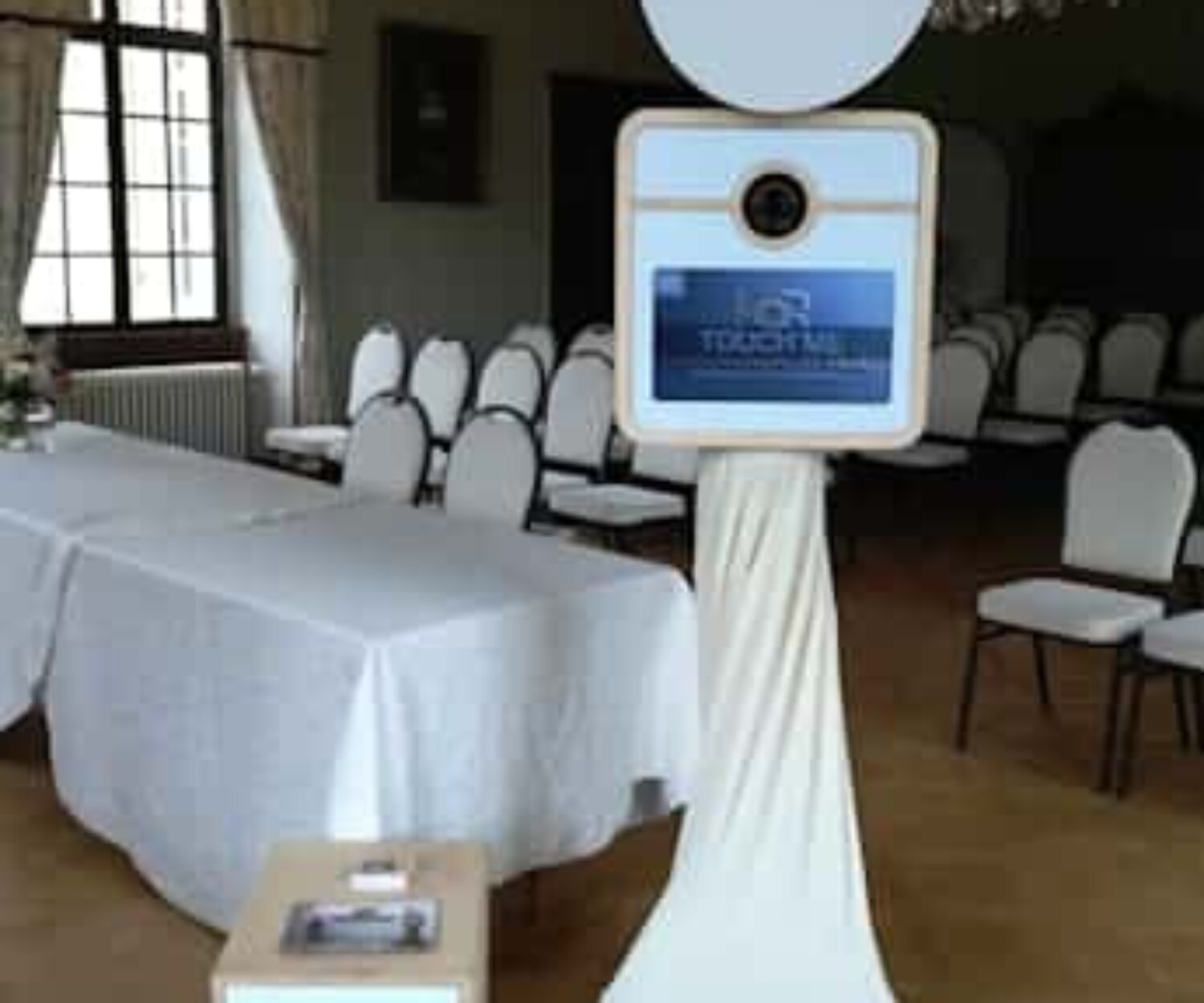 Bei der Feier im Club Schloss Miel in Swisttal setzte die von Fotobox Ahrweiler bereitgestellte Fotobox mit Polaroid-Drucker ein beeindruckendes Highlight. Die historische Eleganz des Schlosses wurde durch die moderne Fotobox perfekt ergänzt, die den Gästen ermöglichte, kreative und stilvolle Erinnerungsfotos aufzunehmen. Der Polaroid-Drucker sorgte dafür, dass jede Aufnahme sofort als klassische Polaroid-Abzüge zur Verfügung stand. Diese Sofortdrucke waren nicht nur ein faszinierendes Andenken, sondern trugen auch zur besonderen Atmosphäre der Veranstaltung bei, indem sie den Gästen eine charmante Möglichkeit boten, ihre Momente festzuhalten. Dank der professionellen Betreuung durch das Team von Fotobox Ahrweiler verlief der Einsatz der Fotobox im Club Schloss Miel reibungslos. Das Team sorgte dafür, dass alles perfekt funktionierte und half den Gästen bei der Nutzung der Fotobox, wodurch die Veranstaltung zu einem noch angenehmeren Erlebnis wurde. Die Kombination aus dem edlen Ambiente des Club Schloss Miel in Swisttal und der innovativen Polaroid-Fotobox machte die Feier zu einem unvergesslichen Event. Die Gäste konnten einzigartige Polaroid-Fotos mit nach Hause nehmen, die die festliche Stimmung des Abends in Swisttal auf besondere Weise festhielten.