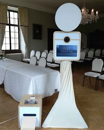 Bei der Feier im Club Schloss Miel in Swisttal setzte die von Fotobox Ahrweiler bereitgestellte Fotobox mit Polaroid-Drucker ein beeindruckendes Highlight. Die historische Eleganz des Schlosses wurde durch die moderne Fotobox perfekt ergänzt, die den Gästen ermöglichte, kreative und stilvolle Erinnerungsfotos aufzunehmen. Der Polaroid-Drucker sorgte dafür, dass jede Aufnahme sofort als klassische Polaroid-Abzüge zur Verfügung stand. Diese Sofortdrucke waren nicht nur ein faszinierendes Andenken, sondern trugen auch zur besonderen Atmosphäre der Veranstaltung bei, indem sie den Gästen eine charmante Möglichkeit boten, ihre Momente festzuhalten. Dank der professionellen Betreuung durch das Team von Fotobox Ahrweiler verlief der Einsatz der Fotobox im Club Schloss Miel reibungslos. Das Team sorgte dafür, dass alles perfekt funktionierte und half den Gästen bei der Nutzung der Fotobox, wodurch die Veranstaltung zu einem noch angenehmeren Erlebnis wurde. Die Kombination aus dem edlen Ambiente des Club Schloss Miel in Swisttal und der innovativen Polaroid-Fotobox machte die Feier zu einem unvergesslichen Event. Die Gäste konnten einzigartige Polaroid-Fotos mit nach Hause nehmen, die die festliche Stimmung des Abends in Swisttal auf besondere Weise festhielten.