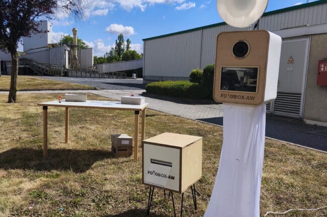 Fotobox von Fotobox-AW.de beim Dyckerhoff Event in Neuwied. Mitarbeitende und Besucher posieren vor der Kamera während der Firmenfeier und des Tags der offenen Tür und erhalten hochwertige Sofortdrucke als Erinnerung.