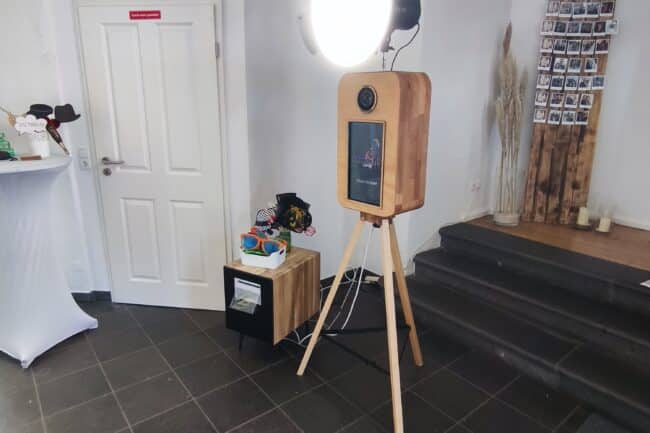 Vintage Fotobox von Fotobox-AW.de in der Burg Brohleck in Brohl-Lützing. Die stilvolle Fotobox steht im historischen Saal und druckt hochwertige Sofortbilder für die Hochzeitsgäste.