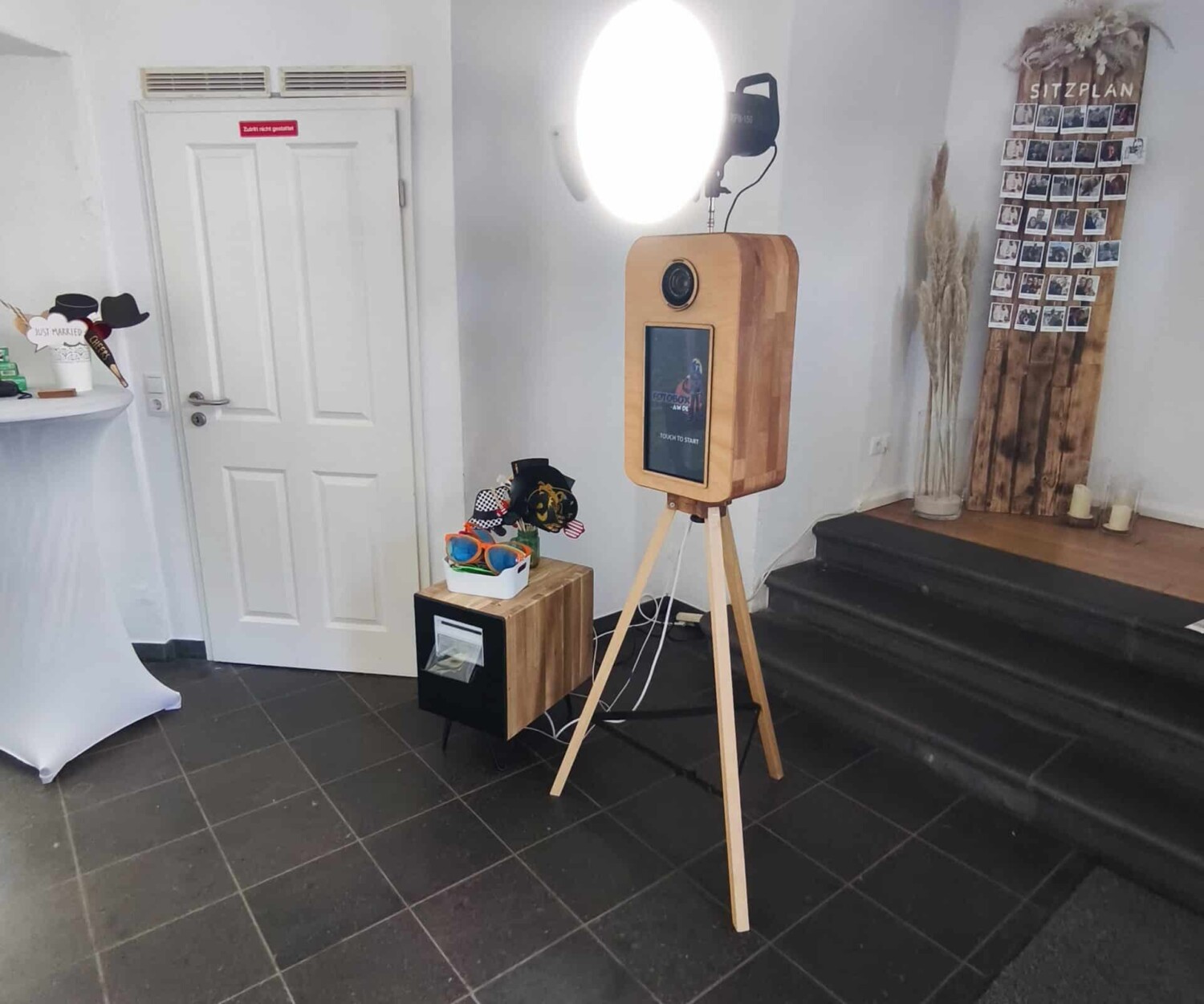 Vintage Fotobox von Fotobox-AW.de in der Burg Brohleck in Brohl-Lützing. Die stilvolle Fotobox steht im historischen Saal und druckt hochwertige Sofortbilder für die Hochzeitsgäste.