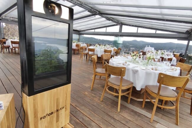 Instabox von Fotobox-AW.de am Rolandsbogen in Remagen mit Blick über den Rhein. Gäste machen Fotos vor der malerischen Kulisse und erhalten ihre Ausdrucke direkt vor Ort.