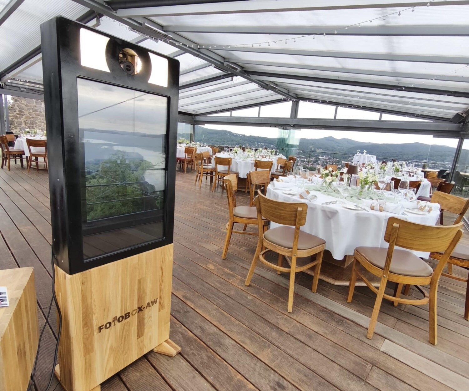 Instabox von Fotobox-AW.de am Rolandsbogen in Remagen mit Blick über den Rhein. Gäste machen Fotos vor der malerischen Kulisse und erhalten ihre Ausdrucke direkt vor Ort.
