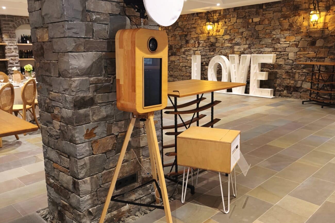 Unsere charmante Vintage Fotobox sorgte auf der Maybachfarm in Bad Neuenahr-Ahrweiler für unvergessliche Erinnerungen. Mit ihrem stilvollen Retro-Design fügt sie sich perfekt in das romantische Ambiente jeder Hochzeit ein – echte Fotos zum Mitnehmen, direkt vor Ort gedruckt.