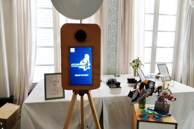 Fotobox von Fotobox-AW.de im Lenné-Schlösschen in Bad Neuenahr-Ahrweiler. Gäste posieren vor der Kamera und erhalten hochwertige Sofortdrucke im eleganten Ambiente der historischen Villa.