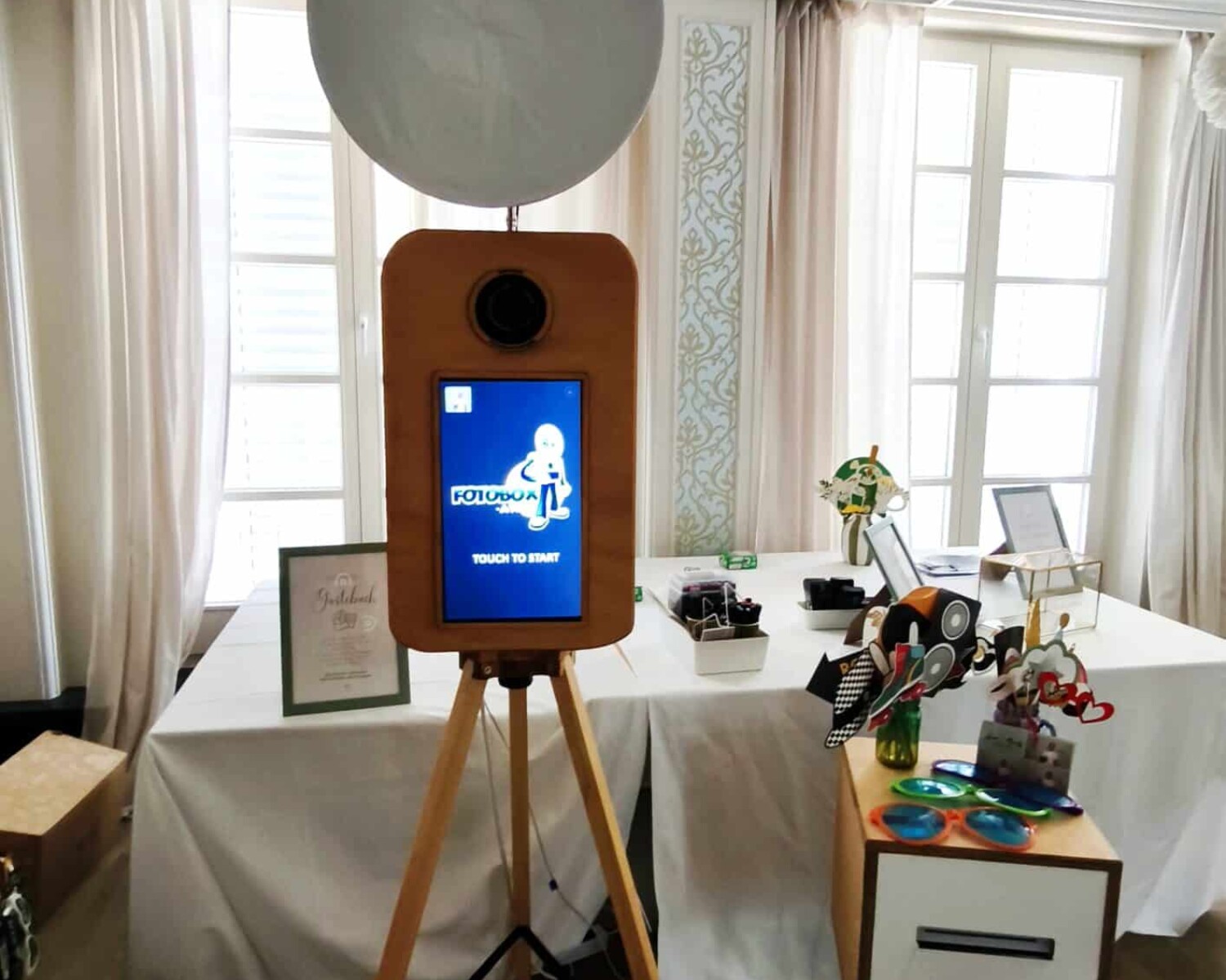 Fotobox von Fotobox-AW.de im Lenné-Schlösschen in Bad Neuenahr-Ahrweiler. Gäste posieren vor der Kamera und erhalten hochwertige Sofortdrucke im eleganten Ambiente der historischen Villa.