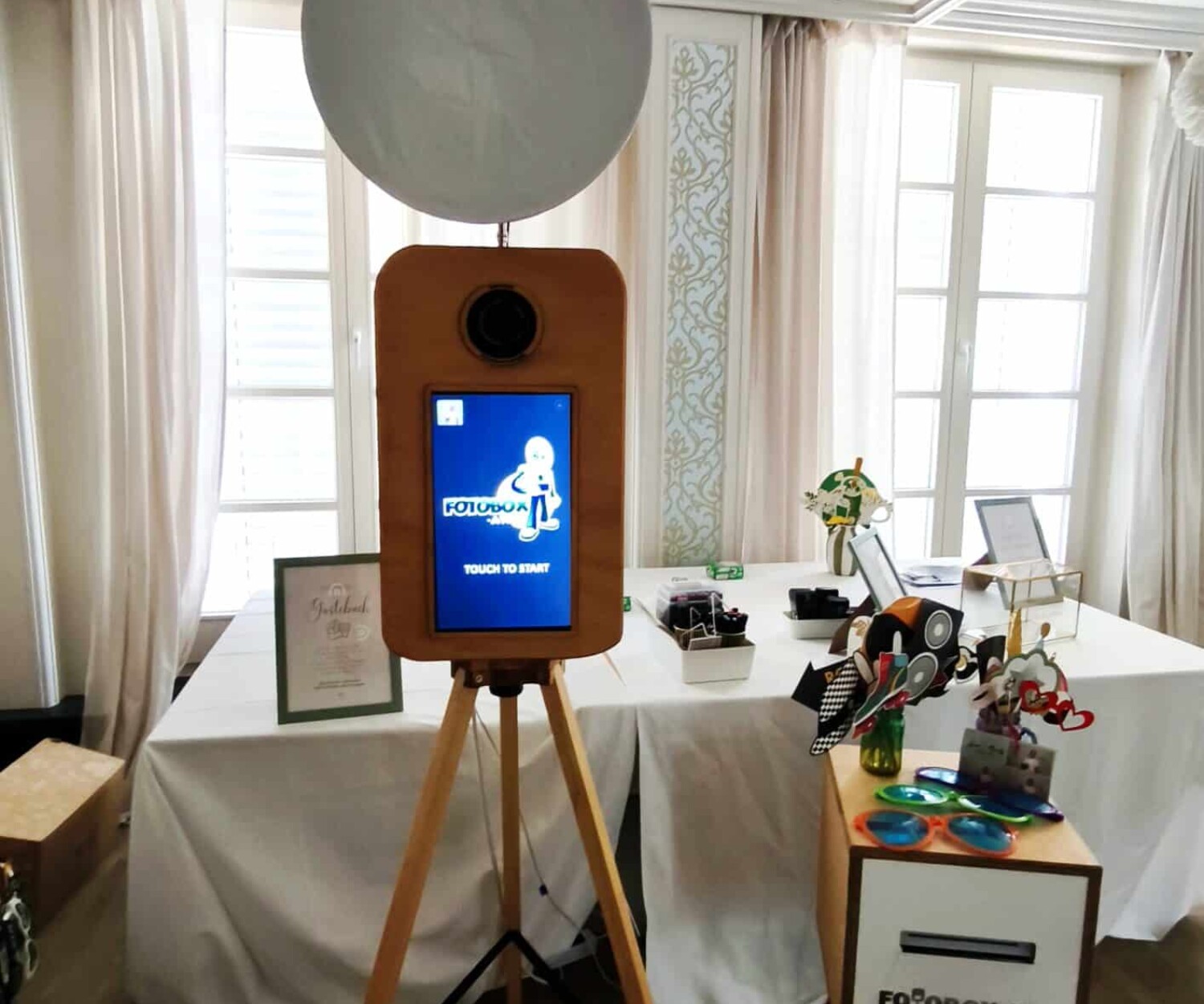 Fotobox von Fotobox-AW.de im Lenné-Schlösschen in Bad Neuenahr-Ahrweiler. Gäste posieren vor der Kamera und erhalten hochwertige Sofortdrucke im eleganten Ambiente der historischen Villa.