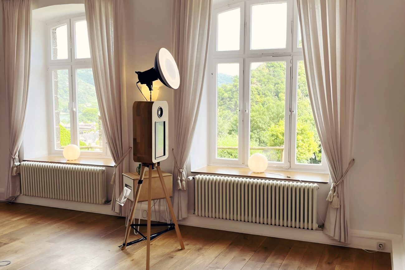 Unsere Vintage Fotobox mit Drucker im Einsatz auf einer Hochzeit in der Burg Heppingen – echte Sofortbilder, echte Emotionen.